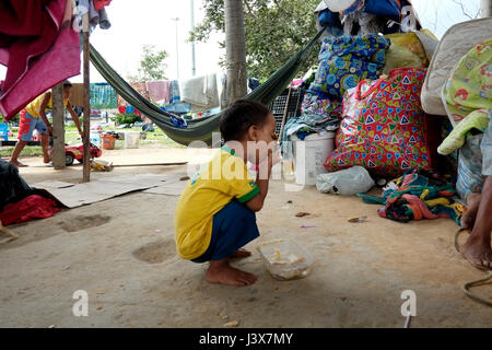 Manaus, 05/08/2017 - AM - environ 30 familles Warao du Venezuela campé sous le viaduc de fleurs près de la gare routière de Manaus dans la région Central-South, la plupart d'entre eux vivent dans l'artisanat, mais ce qui attire l'attention est dont la moitié sont des enfants et adolescents. Les Indiens Warao ont fui vers le Brésil depuis 2014, lorsque la crise économique et politique au Venezuela est aggravée, entraînant un manque de nourriture, l'hygiène personnelle, des médicaments, des soins médicaux et de l'énergie pour la population. (Photo : Danilo Mello) Banque D'Images