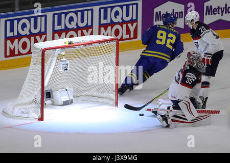 Cologne, USA ne parvient pas à enregistrer au cours de la 2017 Championnat du monde de hockey 2009 Groupe préliminaire un jeu entre les USA et la Suède à Cologne. 8 mai, 2017. Jimmy Howard(C), gardien de but des États-Unis ne parviennent pas à enregistrer au cours de la 2017 Championnat du monde de hockey 2009 Groupe préliminaire un jeu entre les États-Unis et la Suède à Cologne, Allemagne, le 8 mai 2017. Les États-Unis ont gagné 4-3. Credit : Ulrich Hufnagel/Xinhua/Alamy Live News Banque D'Images