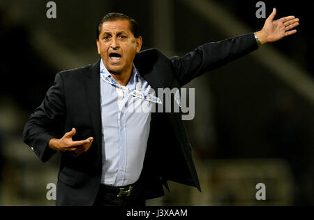 Doha, Qatar. 8 mai, 2017. Ramon Angel Diaz, entraîneur-chef de Al-Hilal réagit au cours de l'Asie de l'AFC Champions League match du groupe d'Al Rayyan entre le Qatar et l'Arabie saoudite à Al Hilal Jassim Bin Hamad Stadium de Doha, capitale du Qatar, le 8 mai 2017. Al-Hilal a gagné 4-3. Credit : Nikku/Xinhua/Alamy Live News Banque D'Images