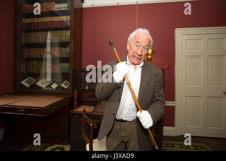 Londres, Royaume-Uni. 8 mai, 2017. 'Restless Shadow' exposition à Charles Dickens Museum, London, UK Lundi 08 mai 2017 Simon Callow peerless interprète de l'œuvre de Charles Dickens, demeure et examine ses propres Dickens bâton de marche en bois à partir de l'Années 1860 pour une nouvelle une exposition à la maison de Dickens. Restless ombre suit les traces de Dickens qu'il frappe les rues de Londres, déterminé à se faire connaître les conditions terribles, les injustices et les difficultés rencontrées par les pays les plus pauvres et les moins puissants dans la société. Crédit : Jeff Gilbert/Alamy Live News Banque D'Images