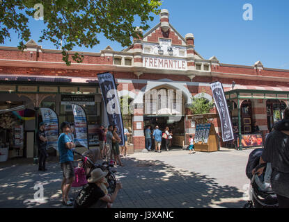 La foule à l'extérieur de la brique rouge Fremantle Markets bâtiment historique au centre-ville de Fremantle, Australie occidentale. Banque D'Images