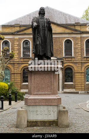Statue de John Wesley en dehors de Wesley's Chapel à Londres, en Angleterre. Banque D'Images