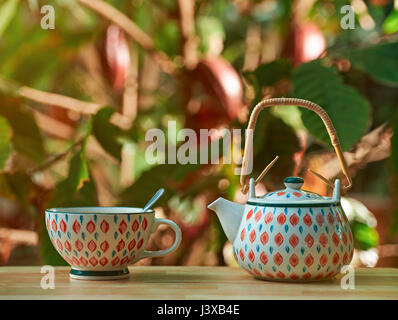 Tasse de thé sur la table en bois avec blur bokeh background plantation Banque D'Images