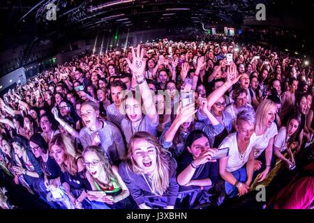 Milan, Italie. 07Th Mai, 2017. Italian-Albanian auteur-compositeur Ermal Meta effectue vivent à Alcatraz de Milan. (Photo par : Mairo Cinquetti/Pacific Press) Credit : PACIFIC PRESS/Alamy Live News Banque D'Images