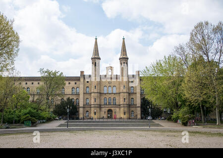 Berlin, Allemagne - mai 03, 2017 : La Künstlerhaus Bethanien à Berlin-Kreuzberg. L'ancien hôpital est un site du patrimoine mondial et l'utiliser comme un centre culturel. Banque D'Images