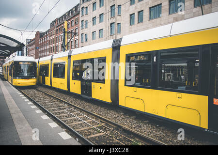 Berlin, Allemagne - mai 03, 2017 : Berlin city tram, train électrique sur la rue à Warschauerstr. à Berlin, Allemagne Banque D'Images