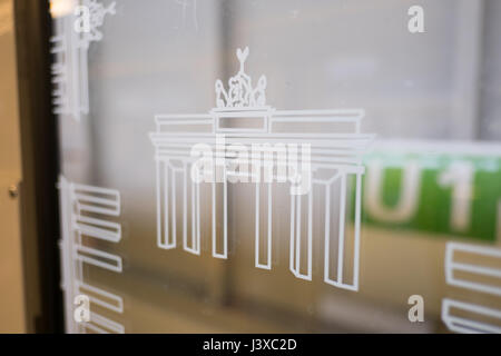 Berlin, Allemagne - mai 03, 2017 : Brandenburger Tor (Porte de Brandebourg) symbole on Subway train fenêtre à U1 à Berlin, Allemagne Banque D'Images