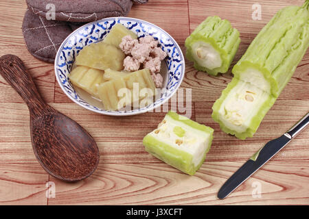 Chinois en streaming amer (Balsum poire) avec boule de viande dans la soupe et Chinois frais courge amère, réduit de moitié. Banque D'Images