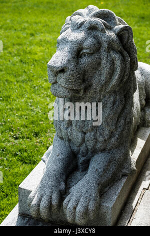 Une sculpture en pierre sculpté à la main d'un homme lion, lion statue décorant l'entrée d'un mausolée à London, Ontario, Canada. Banque D'Images