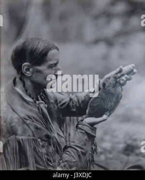 Portrait d'Archibald Belaney (connu sous le nom de Grey Owl, 1888-1938) d'un jeune castor dans le parc national du Mont-Riding, Manitoba, Canada Banque D'Images