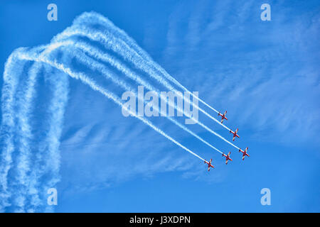 Pilatus PC-9A A23-037 de la RAAF Roulettes Formation Aerobatic Team performing at envolées 2017 Illawarra Airshow, Albion Park, NSW, Australie Banque D'Images