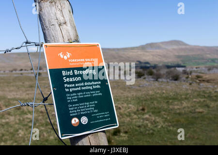 Signe des conseils aux propriétaires de chiens, avec la montagne de Whernside en arrière-plan. Southerscales, Ingleborough, Yorkshire Dales National Park, Royaume-Uni Banque D'Images