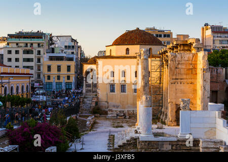 Vestiges de bibliothèque d'Hadrien et l'ancienne mosquée dans la vieille ville d'Athènes, Grèce. Banque D'Images