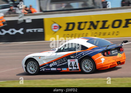 Dans la ginetta junior cup à thruxton race course lors des essais libres, le samedi 6 mai Banque D'Images