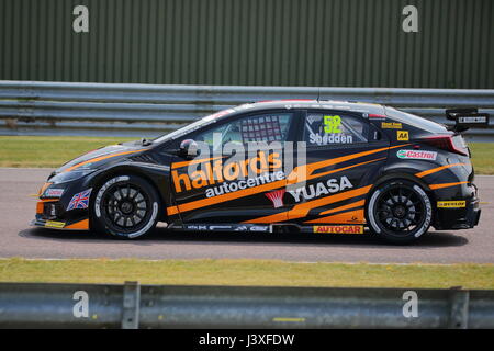 Gordon shedden dans la dunlop msa British Touring Car chanpionship à thruxton race course lors des essais libres, le samedi 6 mai Banque D'Images