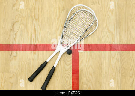 Raquettes de squash et de balle sur le fond en vue d'en haut. L'équipement sur la cour de racquetball près de red line. Photo avec selective focus Banque D'Images