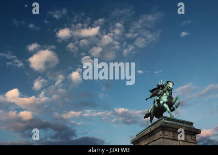 Ciel nuageux,lune et statue de Kusunoki Masashige un célèbre Samouraï japonais du Palais Impérial de Tokyo à l'extérieur Banque D'Images