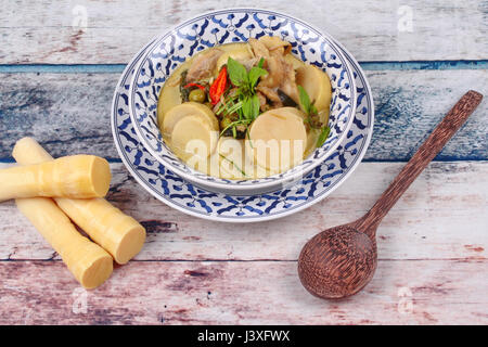 Recette thaï, poulet au curry vert au lait de coco avec des pousses de bambou et prêt servi pôle de soft bamboo shoots pôle. Banque D'Images