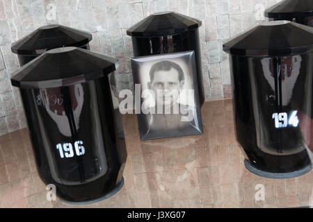 Des urnes funéraires en verre cristal de Bohème contenant les cendres d'officiers militaires soviétiques tombés lors de la Seconde Guerre mondiale, conservés sur le terrain de la guerre soviétique monument au cimetière central à Brno, République tchèque. Photographie d'un officier militaire de l'Armée Rouge inconnu sont vus dans l'image. Banque D'Images