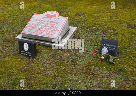 Charnier de 1 407 soldats de l'Armée Rouge tombés lors de la Seconde Guerre mondiale, sur le terrain de la guerre soviétique monument au cimetière central à Brno, République tchèque. Photographies d'officier de l'armée soviétique Boris Mishenkov (L) et civil Vera Stepanova (R) ont été installés par les parents après la guerre. Lieutenant de l'Armée rouge Boris Mishenkov est né le 24 juillet 1909 et sont morts de blessures à l'âge de 35 ans le 13 mai 1945. Vera Stepanova est né le 30 juillet 1925, a servi dans l'Armée rouge comme dactylographe et meurt du typhus à l'âge de 19 ans le 6 juin 1945. Sa photographie a été restauré récemment sans succès par des amateurs. Banque D'Images