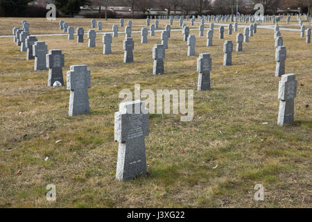 Tombes de soldats nazis allemands sur le terrain de la guerre allemand monument au cimetière central à Brno, République tchèque. Au moins 1 561 soldats allemands qui ont servi dans la Wehrmacht et sont morts pendant la Seconde Guerre mondiale sont enterrés ici. Banque D'Images