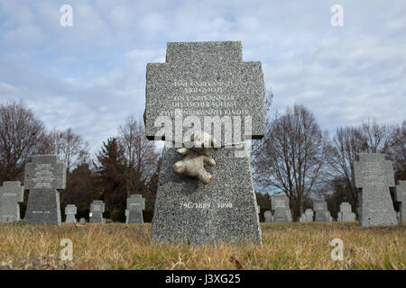 Toy dog fixé sur la tombe de deux enfants qui sont morts pendant la Seconde Guerre mondiale, sur le terrain de la guerre allemand monument au cimetière central à Brno, République tchèque. Deux soldats allemands et une autre victime de la guerre sont également inhumé dans cette tombe à côté de l'autre au moins 1 561 tombes de soldats allemands qui ont servi dans la Wehrmacht et sont morts pendant la Seconde Guerre mondiale. Banque D'Images