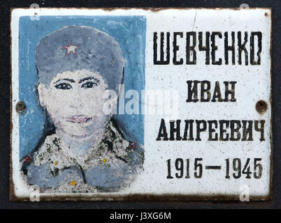 Photographie de l'officier de l'armée soviétique Ivan Shevchenko tombés lors de la Seconde Guerre mondiale, sur le terrain de la guerre soviétique monument au cimetière central à Brno, en République tchèque, en photo le 9 février 2016 après une restauration d'amateur. L'Armée rouge le sergent Ivan Shevchenko est né en 1915 à Kiev (Ukraine) et est décédé à l'âge de 30 sur 25 avril 1945 dans la bataille pour le village de Blažovice près de Brno en Moravie du Sud, la Tchécoslovaquie. Sa photographie installée par la famille après la guerre sur le charnier où son corps repose, sans succès, a été restauré récemment par des amateurs. Banque D'Images