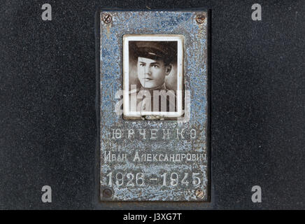 Photographie de l'officier de l'armée soviétique Ivan Yurchenko sur le terrain de la guerre soviétique monument au cimetière central à Brno, République tchèque. Yefreytor (caporal suppléant) Ivan Yurchenko est né en 1926 à Kemerovo Region, Russie, servi dans l'Armée rouge pendant la Seconde Guerre mondiale et a été tué à l'âge de 19 ans le 4 mai 1945 dans la bataille pour le village de Ivaň près de Brno en Moravie du Sud, de la Tchécoslovaquie dans les tous derniers jours de la Seconde Guerre mondiale. Banque D'Images