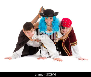 L'équipe de danseurs portant des costumes de carnaval Halloween isolé contre danse en full body blanc Banque D'Images