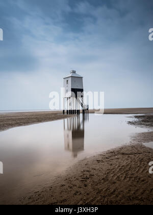 Burnham on Sea Phare. Structure en bois sur la plage avec échasses. sur une journée calme à Somerset, Angleterre. Banque D'Images