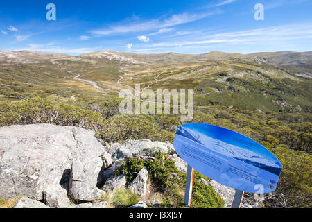 La vue majestueuse vers le mont Kosciuszko de Charlotte Pass lookout sur une claire journée d'automne en Nouvelle Galles du Sud, Australie Banque D'Images