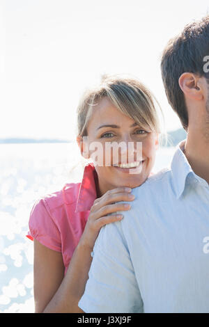 Portrait de femme avec la main sur l'épaule de petits amis, Lac Majeur, Italie Banque D'Images