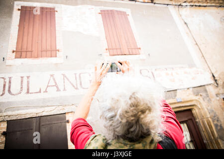 Couple de la signalisation sur l'extérieur du bâtiment, Bruniquel, France Banque D'Images