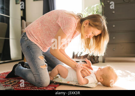 Mère baby tickling Banque D'Images