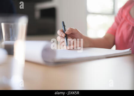 Femme à écrire des notes sur 24, Close up of hand Banque D'Images