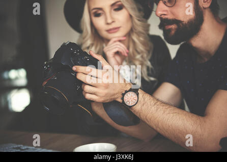 L'examen du travail des photographes sur l'appareil photo en studio de photographie Banque D'Images