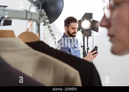 Styliste et photographe de la préparation en studio de photographie Banque D'Images