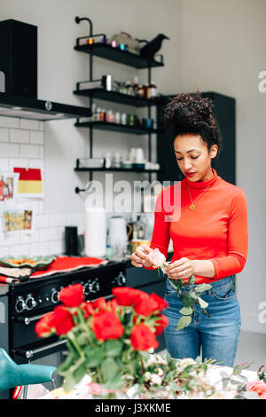 La préparation de fleuriste roses pour l'atelier floral Banque D'Images