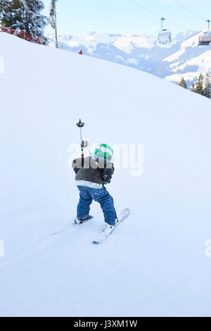 Vue arrière de la pente de ski ski garçon, Gstaad, Suisse Banque D'Images