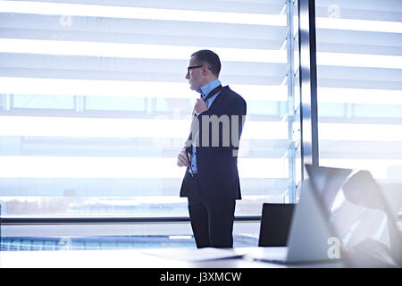 Businessman de fenêtre de bureau Banque D'Images