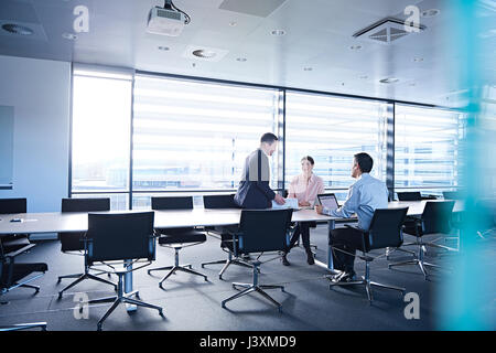Réunion de l'équipe d'affaires à table de conférence Banque D'Images