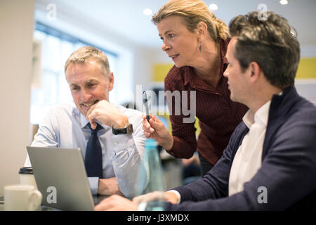 Collègues de bureau en utilisant un ordinateur portable Banque D'Images
