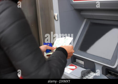 Femme à l'aide de cash machine Banque D'Images