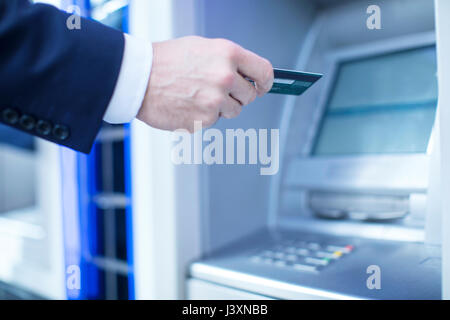 L'homme en utilisant cash machine Banque D'Images