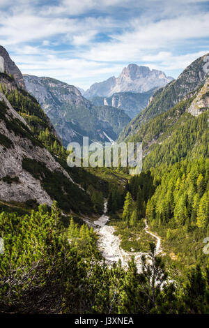 Vue sur la vallée de montagne à Parco Tre Cime di Lavaredo, Dolomites italiennes. Banque D'Images