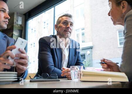 Les hommes d'affaires et femme ayant travailler déjeuner de travail dans le Banque D'Images