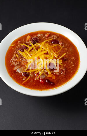 Chili con carne. Cuisine mexicaine. La cuisine mexicaine. Studio shot sur fond noir ou foncé. Banque D'Images