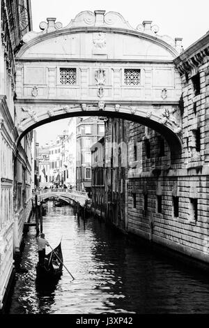 Ponte dei Sospiri avec une gondole flottait vers elle. Venise, Italie. Noir et blanc. Banque D'Images