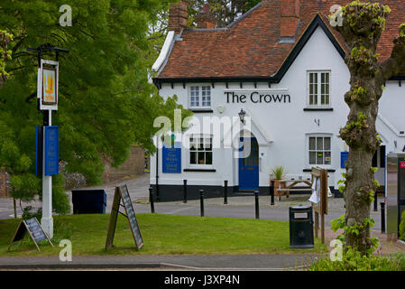 Le Crown pub, Kingsclere, Hampshire, England UK Banque D'Images