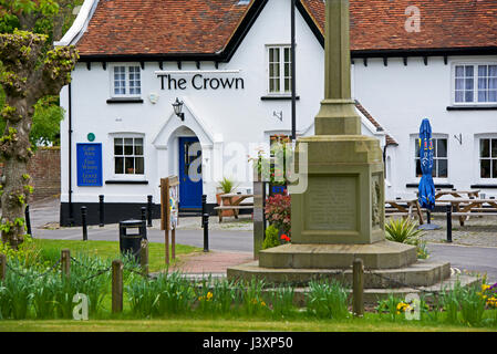 Le Crown pub, Kingsclere, Hampshire, England UK Banque D'Images